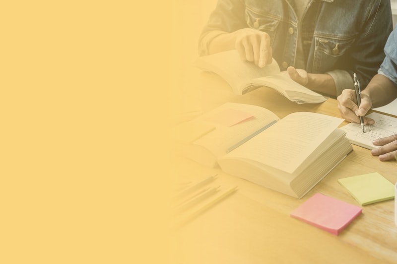 Nogen der læser i bøger og skriver noter