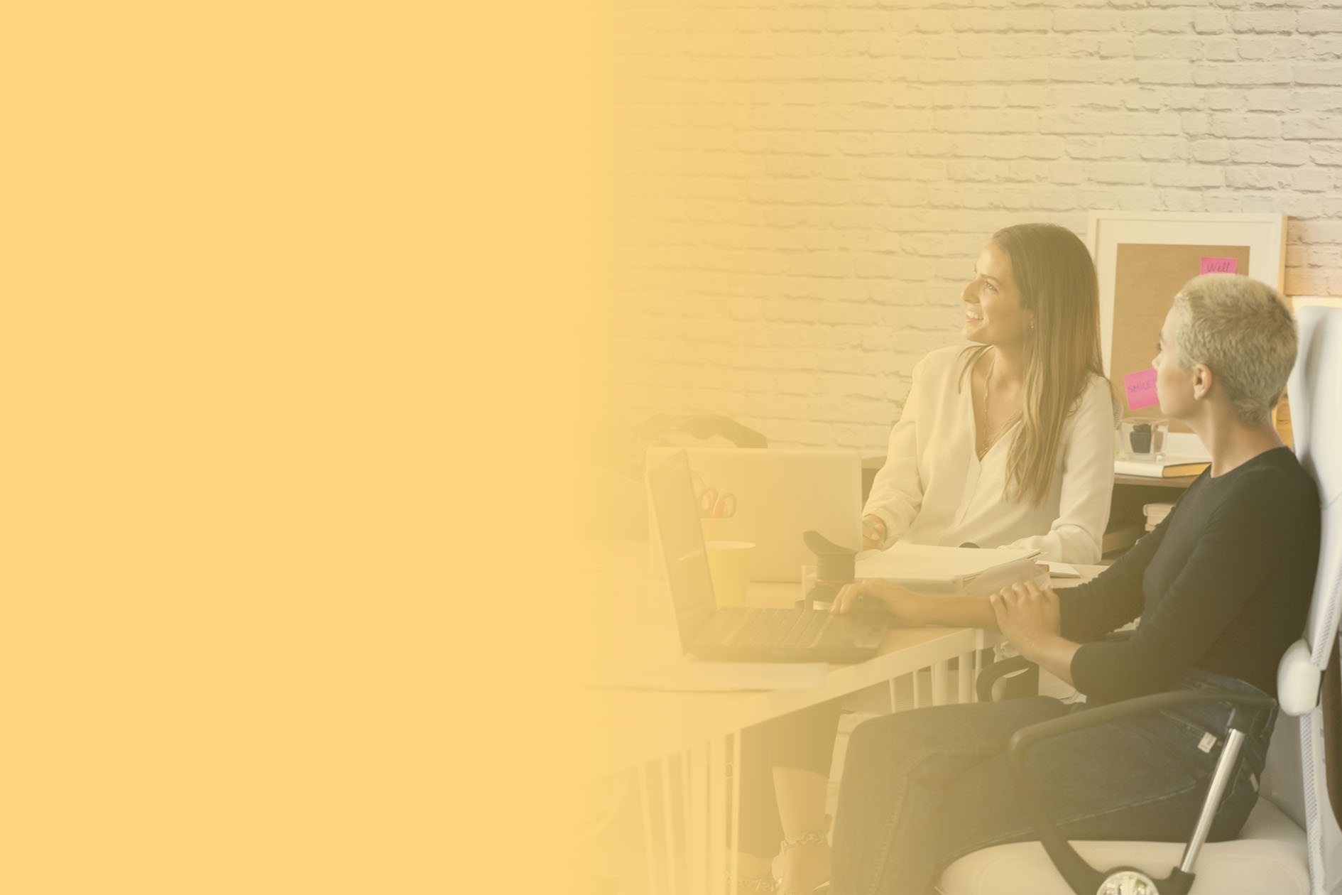 Coverbillede på forside med to kvinder, der lytter engageret til et oplæg